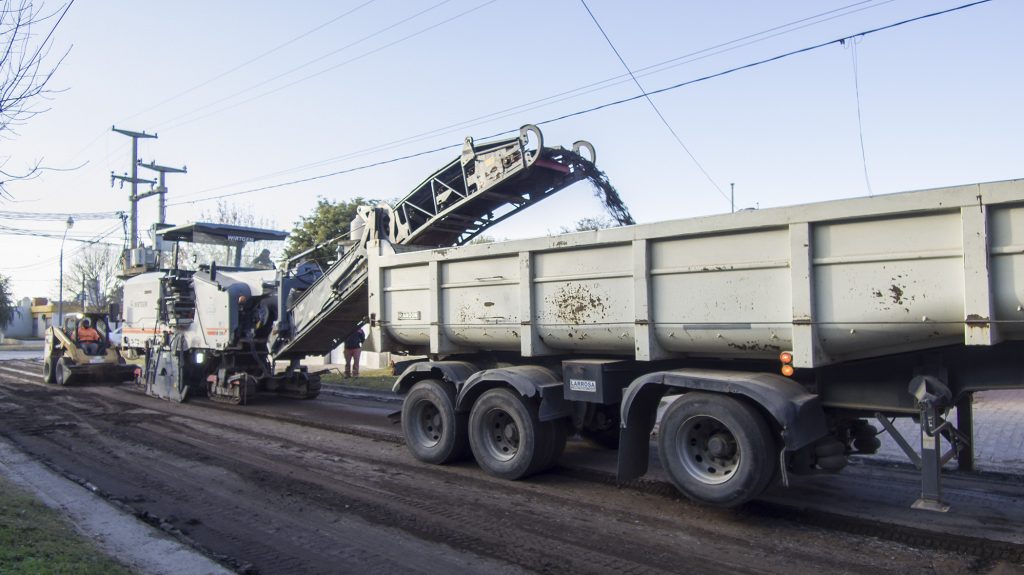 Levantan el deteriorado asfalto de una parte de calle Int. Bujados.