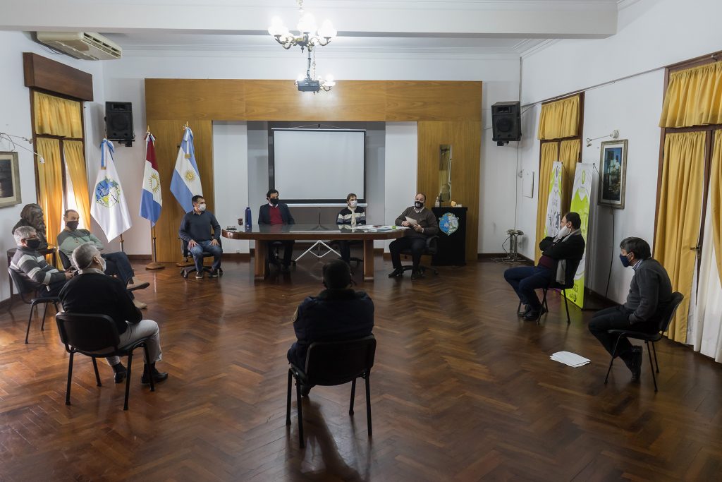 El COE Central habilitó bares, restaurantes, servicio doméstico y oficios religiosos.