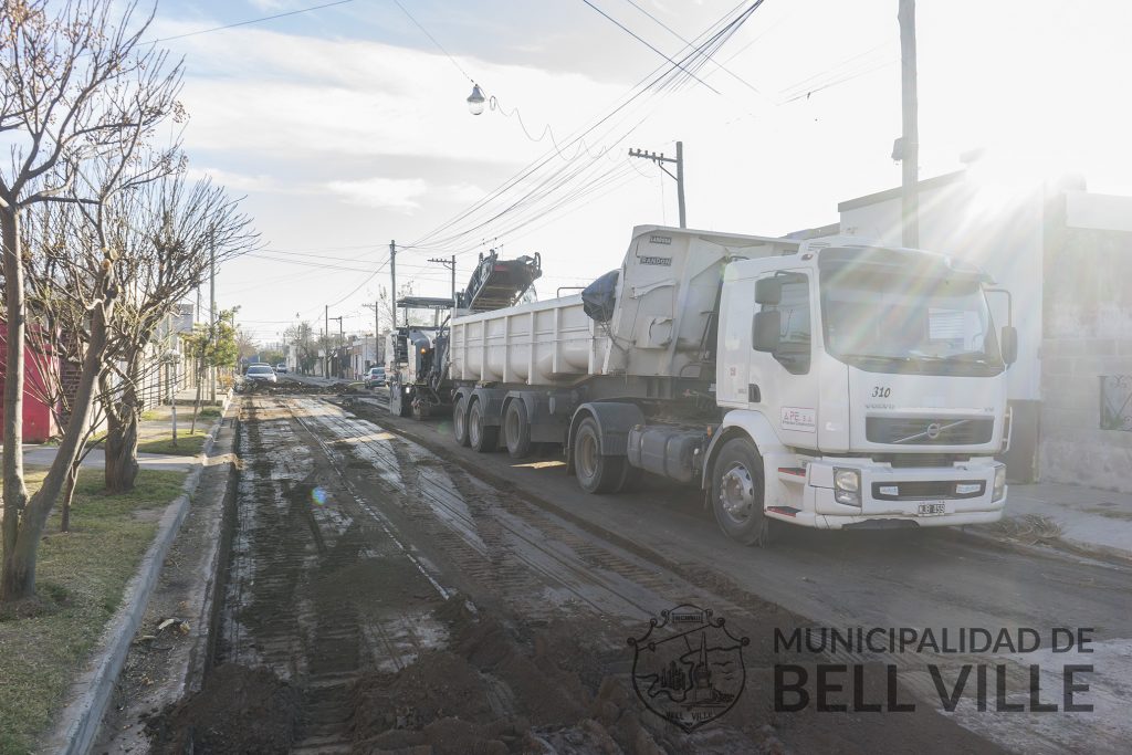 Consolidación de la base de calle General Paz e imprimación en Rivadavia.