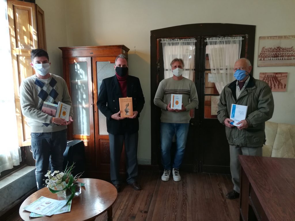 Donación de libros del Centro de Estudios Históricos al área de Cultura y secretarios municipales.