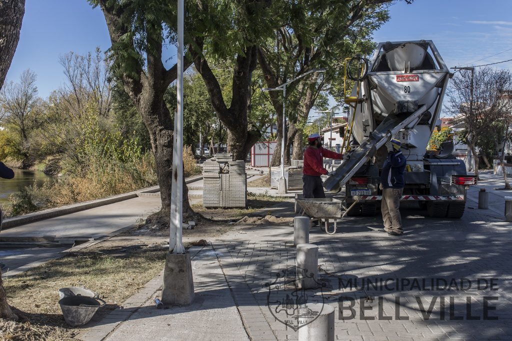 Continúa la construcción de la vereda Norte del Paseo Tucumán.