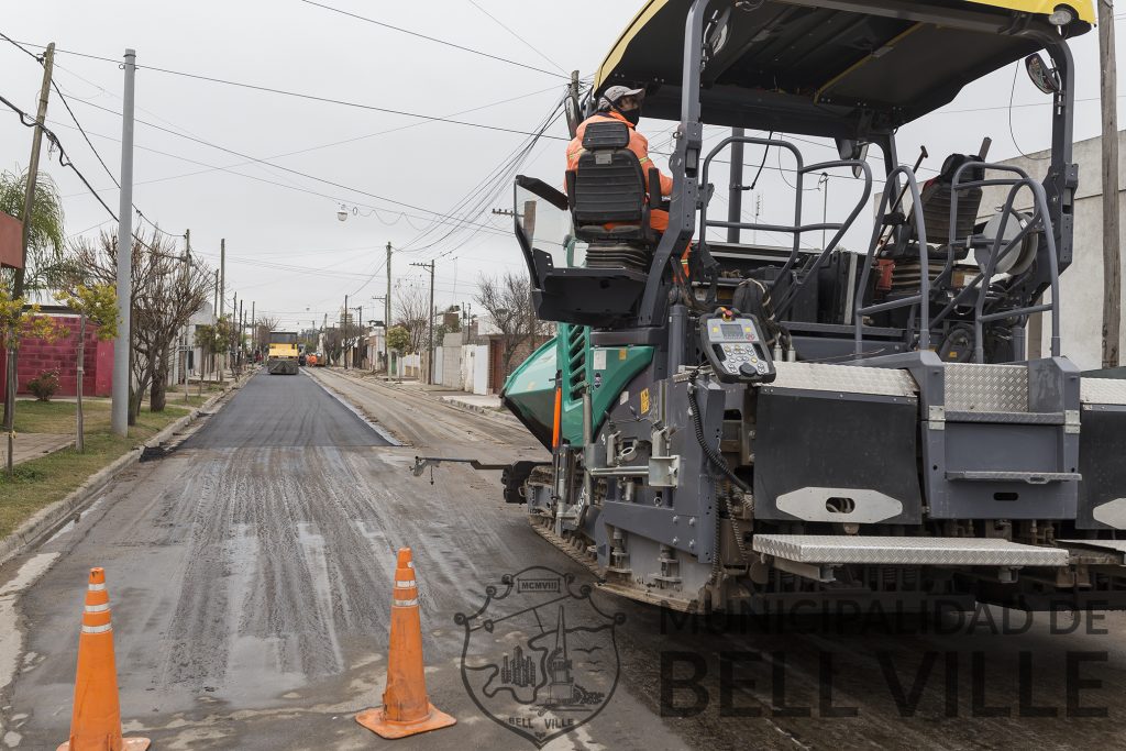 Reasfaltado completo de una cuadra de calle General Paz