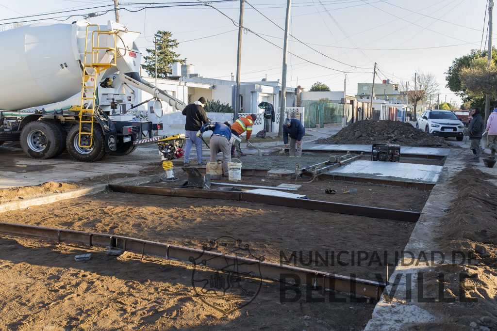 Comenzó el hormigonado de la bocacalle de Río Negro y Mármol