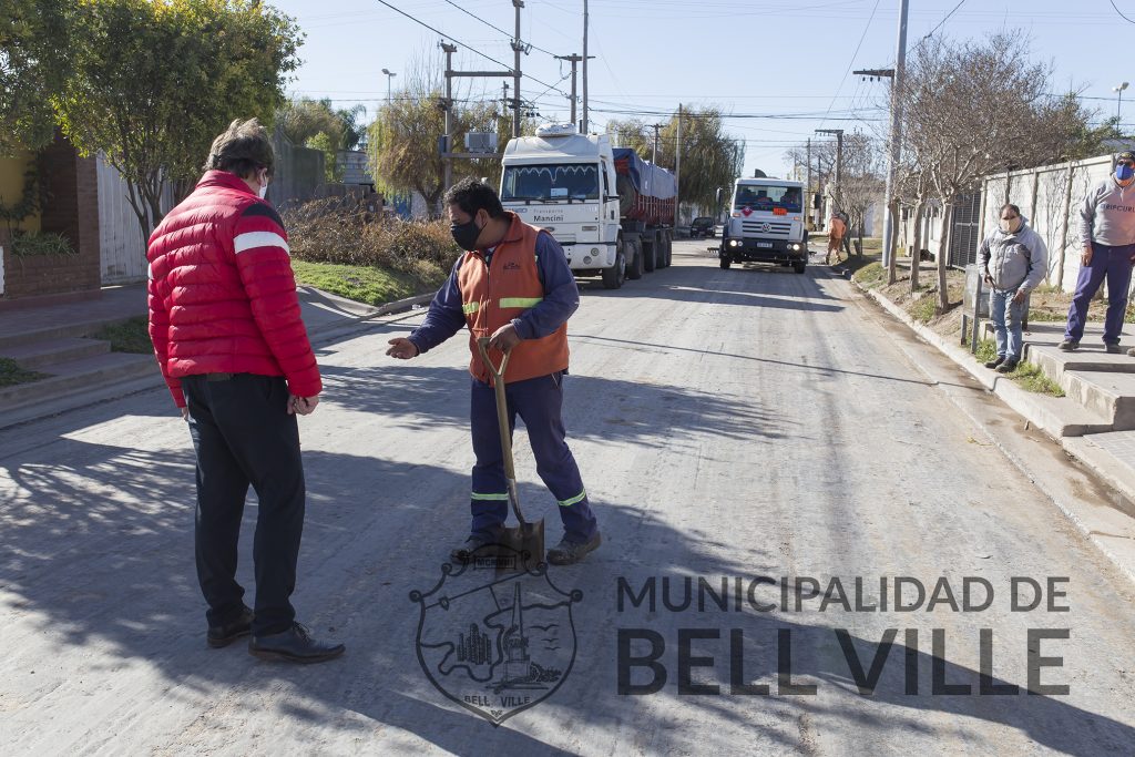 El intendente recorrió la obra de reasfaltado de calles en el Sudoeste de la ciudad