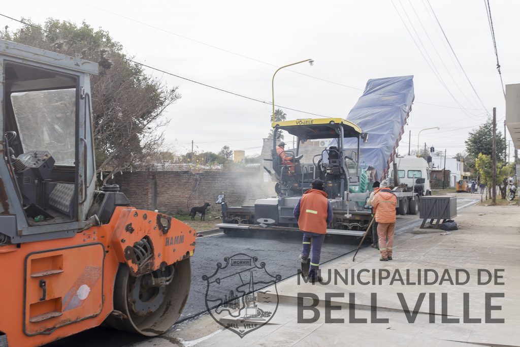 Avanza el reasfaltado y bacheo de calles.