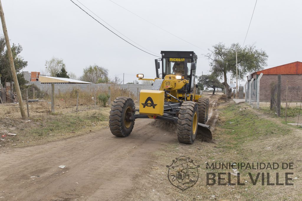 Reparación de calles de tierra en el sector Sudoeste de la ciudad.