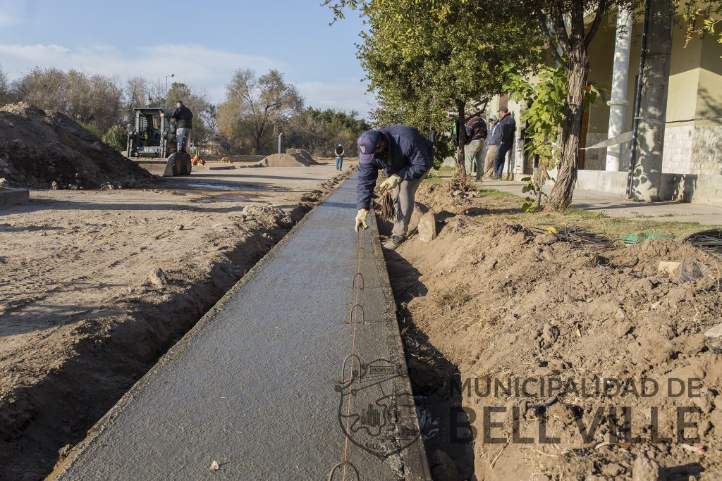 Obra de cordón cuneta en calle Junín.