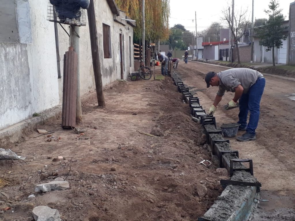 Se avanza en la obra de cordón cuneta en Pasaje Rojas