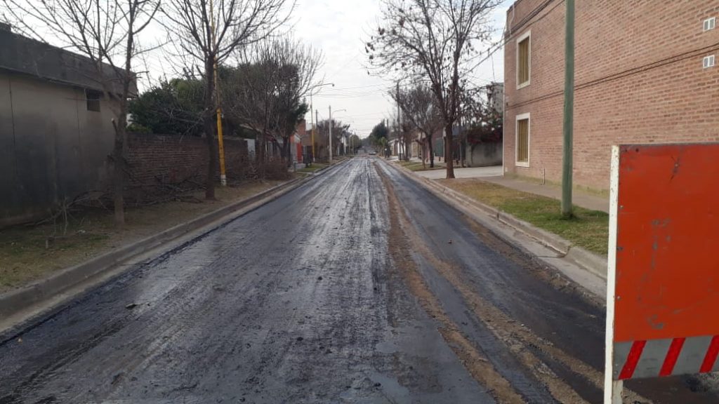 Reasfaltado de calles en sectores Este y Oeste de la ciudad