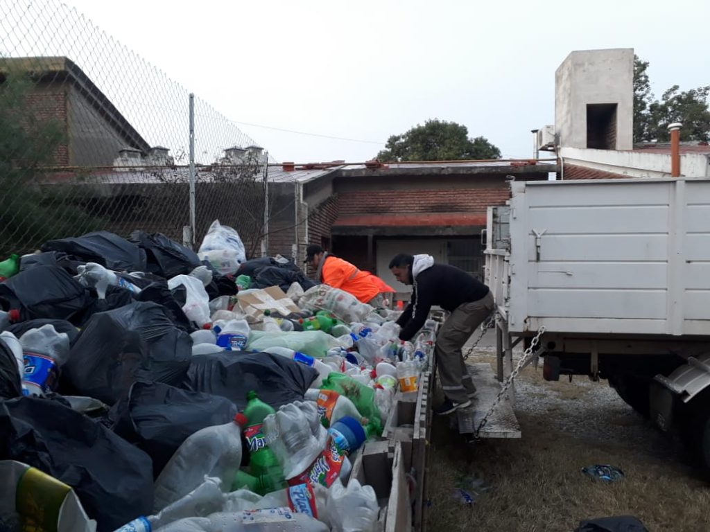 Con éxito continúa el canje de módulos alimenticios por botellas plásticas vacías.