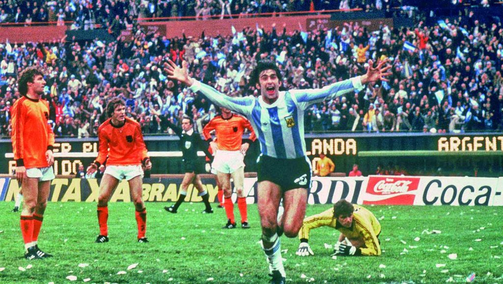 Hoy celebramos el cumpleaños de Mario Kempes.