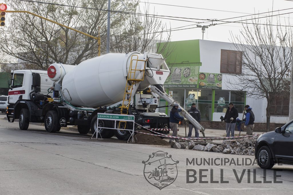 Bacheo en calle de hormigón.