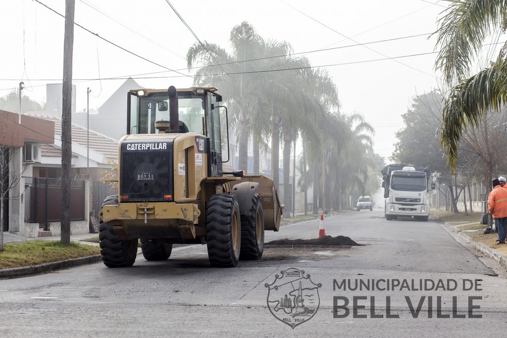 Continuidad de la tarea de bacheo de calles de asfalto.