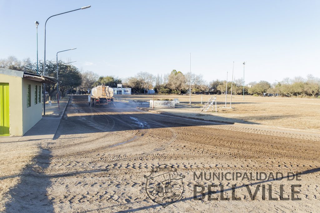 Continúan las tareas de mantenimiento en la pista de atletismo del Parque Tau.