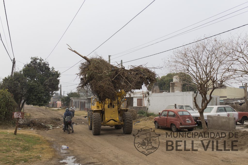 Limpieza y arreglo de calles de tierra en la zona Este de la ciudad.