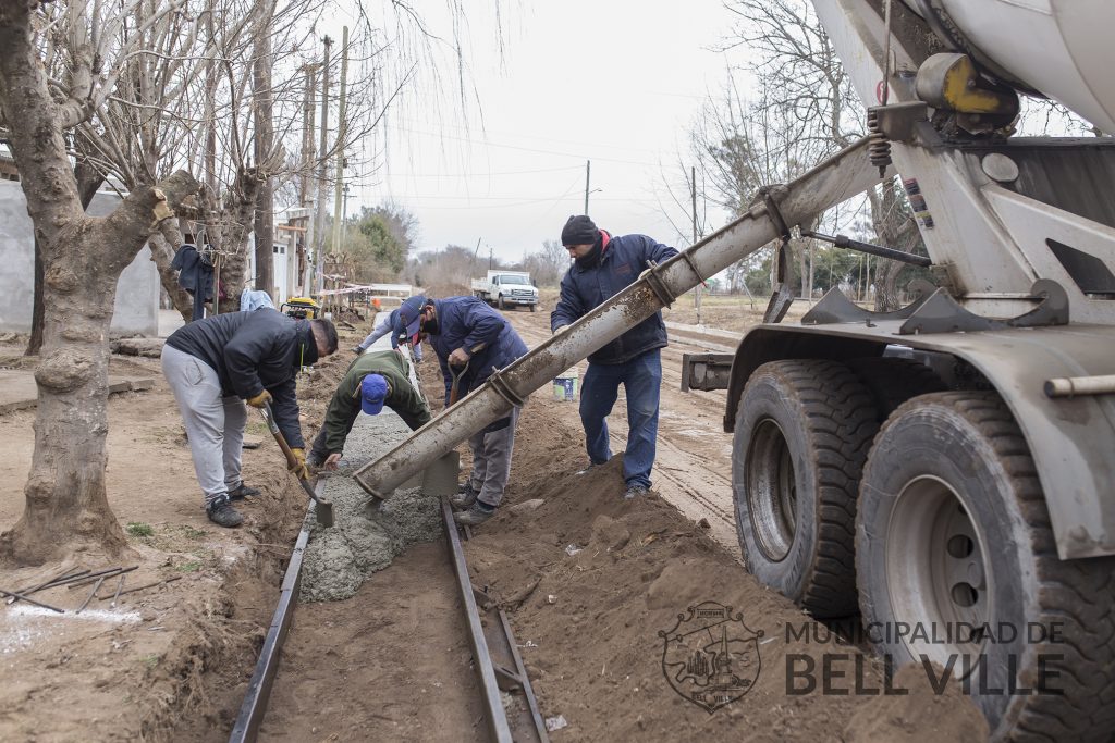 Se continúa con la obra de cordón cuneta en Camino a Morrison.