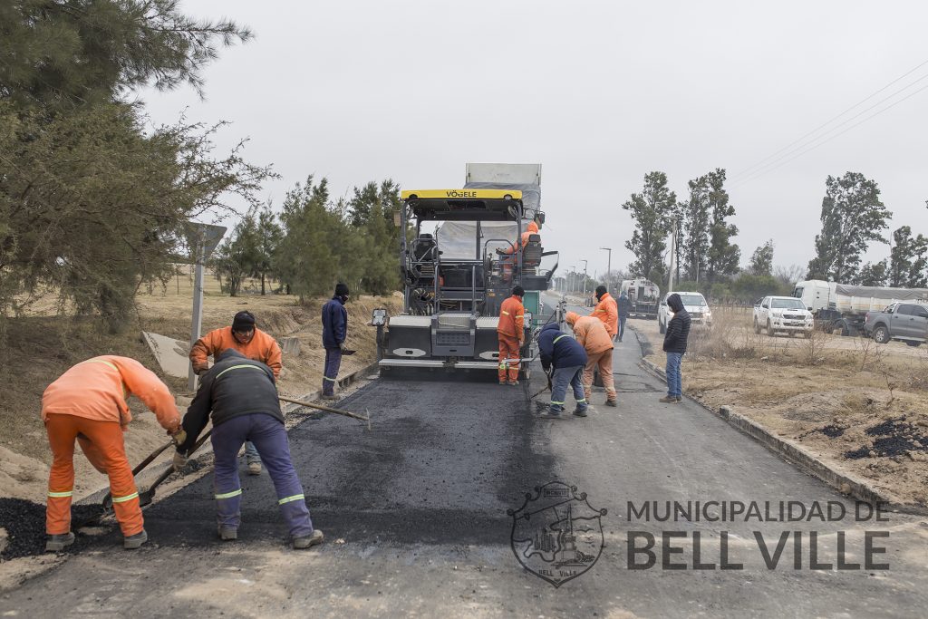 Prosigue el asfaltado de calle Córdoba, futuro acceso Oeste a la ciudad.