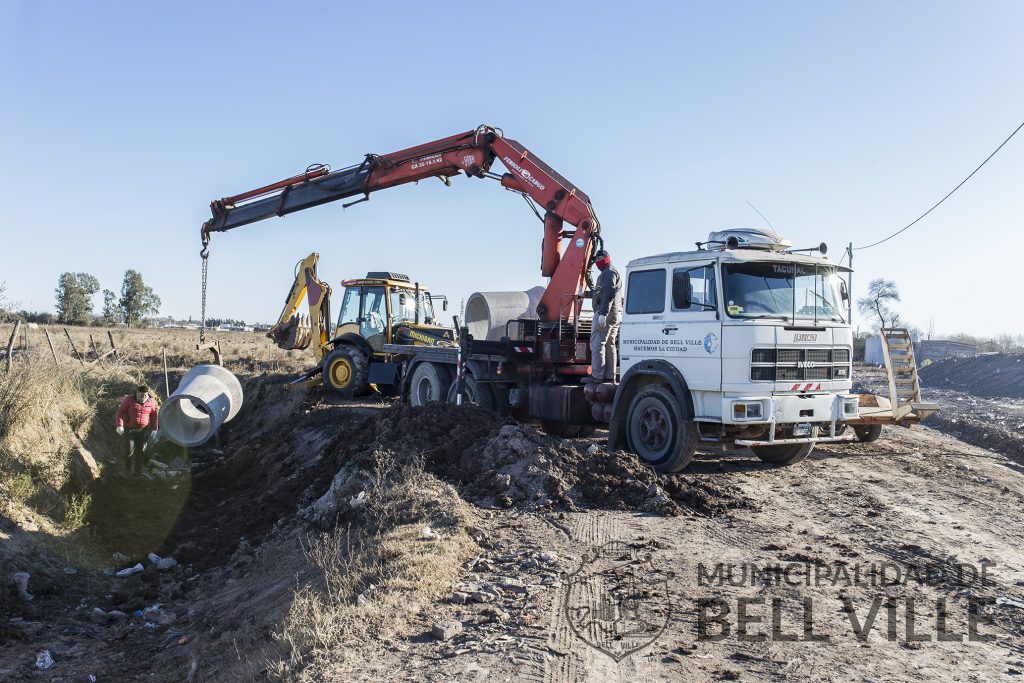 Mejoran el drenaje de agua en el sector del ex depósito de ramas.