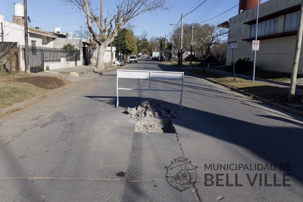 Bacheos en calles de hormigón.