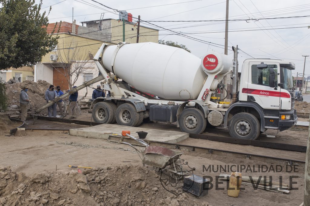 Comenzó el relleno con hormigón de la bocacalle de San Luis y Mármol.