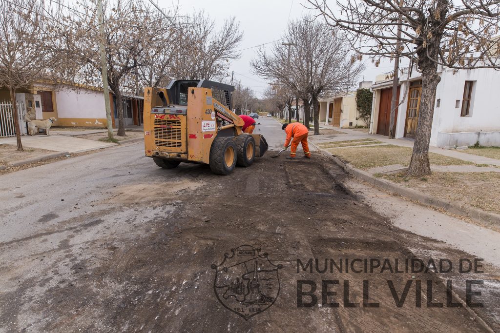 Los bacheos de calles se cumplen en el Oeste de la ciudad.