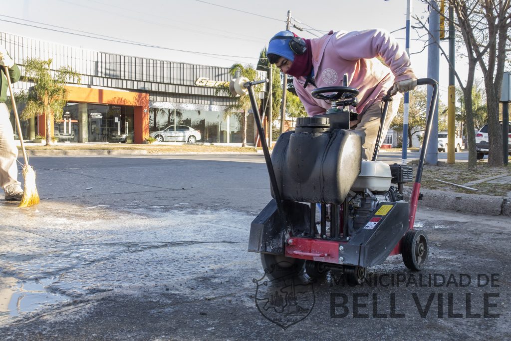 Bacheo en calles de hormigón y de asfalto.