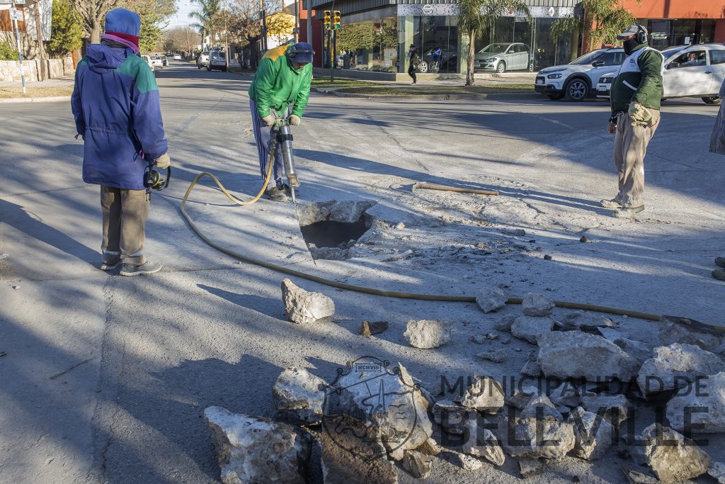 Bacheo de calles de hormigón.