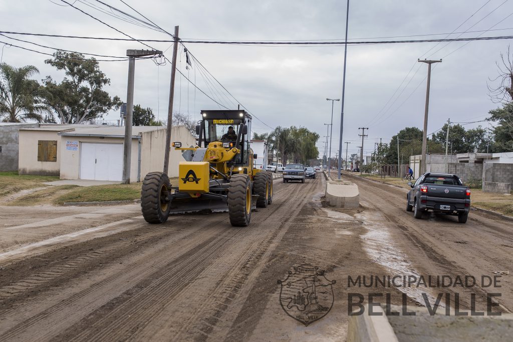 Mejoramiento de calles de tierra en el Este de la ciudad.