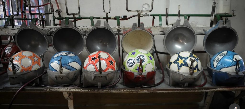 El diario Clarín resaltó la crisis en los fabricantes de balones deportivos.