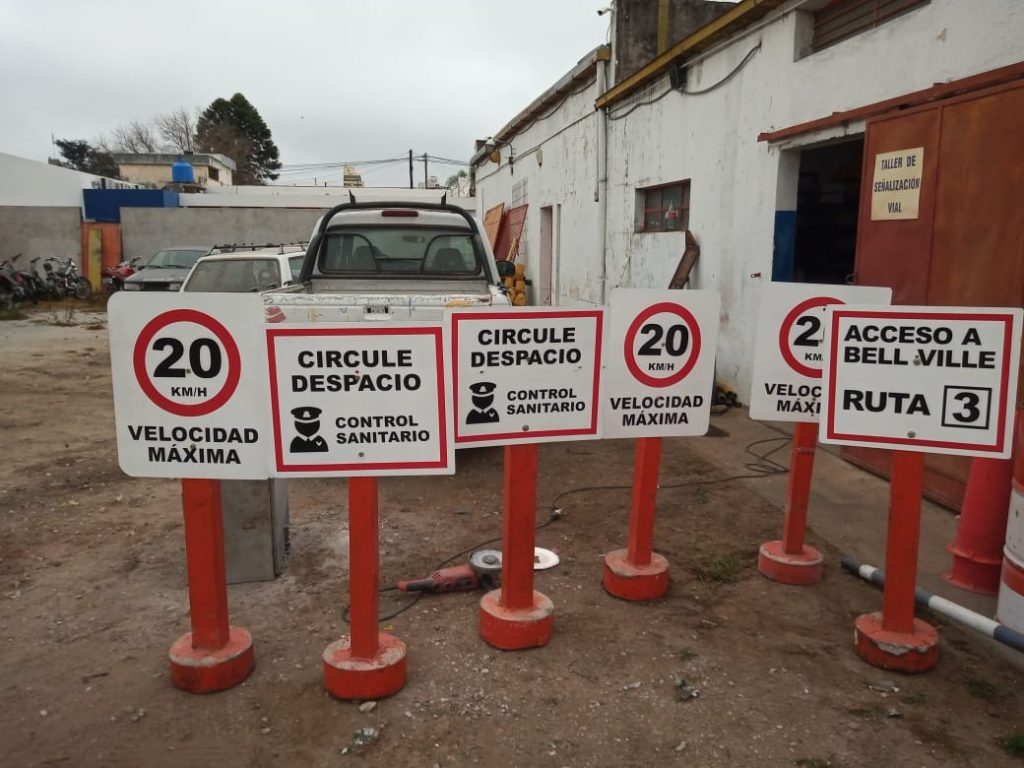 Se elaboran señales viales para los controles en los ingresos a la ciudad.