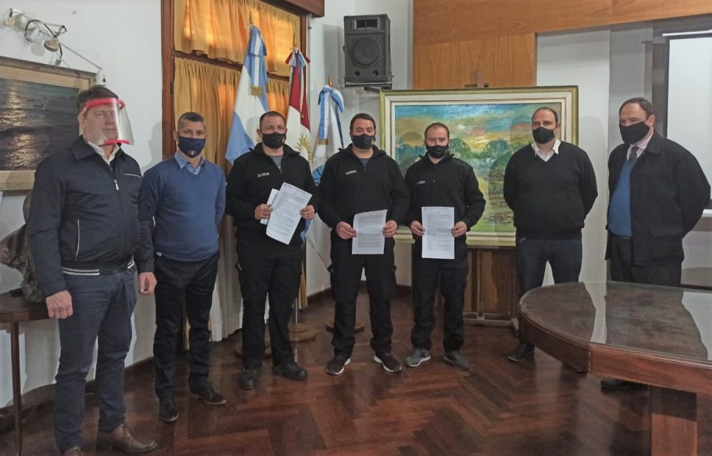 Tres bomberos son incorporados oficialmente a la planta municipal de personal.