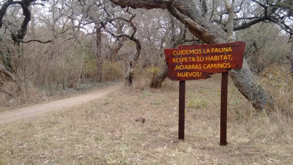 Incorporan más cartelería en la reserva natural en resguardo del lugar.