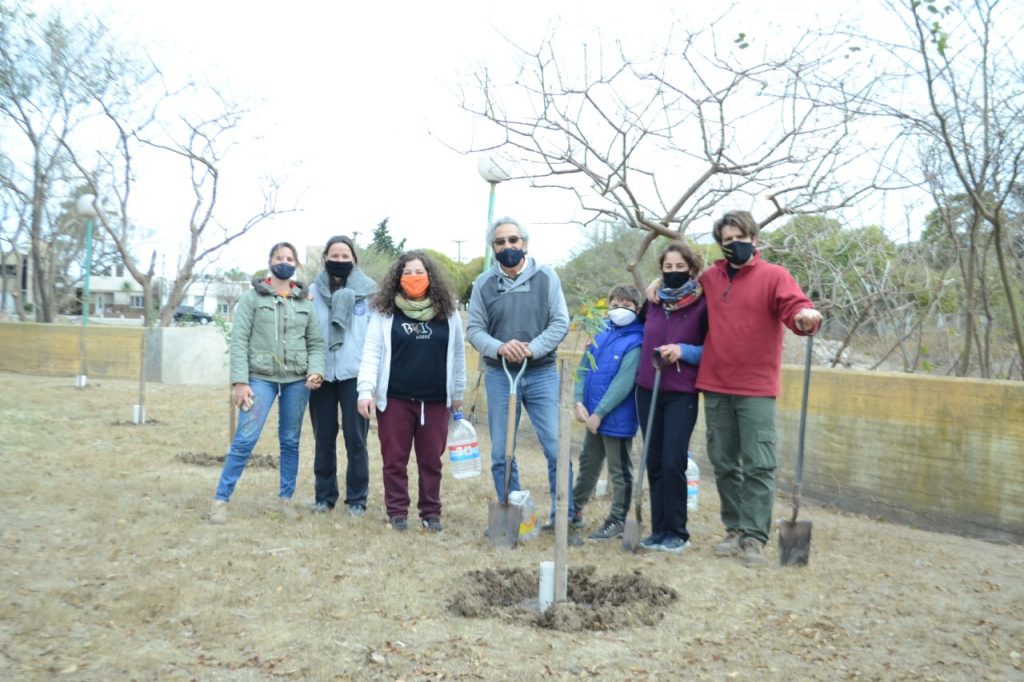 En el Día del Árbol, el Grupo Raíces plantó 12 árboles en el sector de la Costanera Roldán.