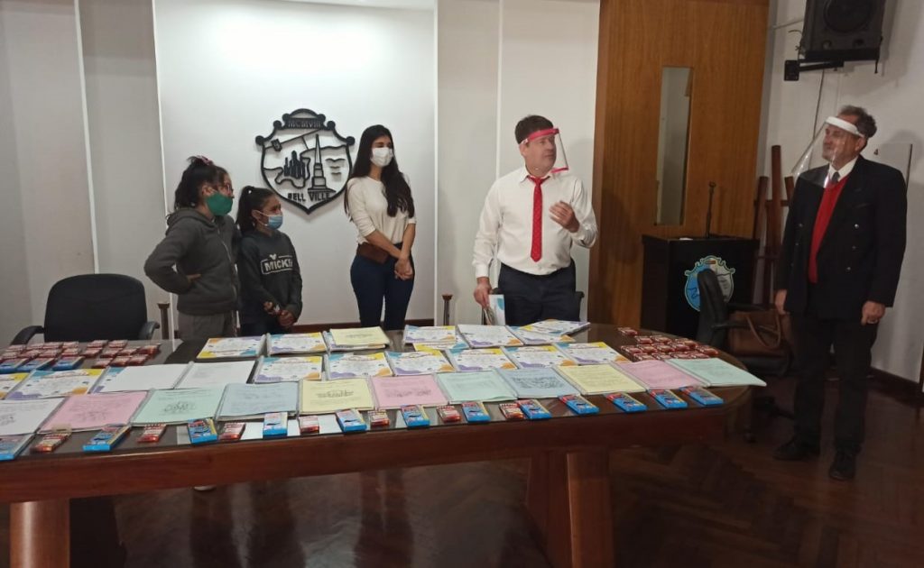 El intendente recibió un trabajo ganador de una beca del Fondo Nacional de las Artes.