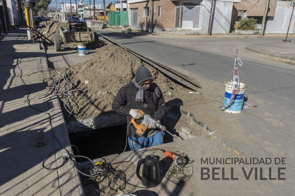 Se continúa con la limpieza del canal de calle Echeverría.