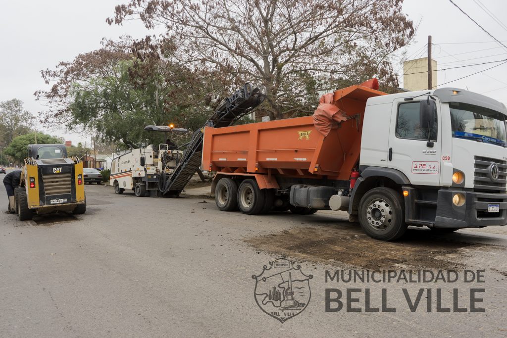 Se está cumpliendo un nuevo bacheo en calles con asfalto.