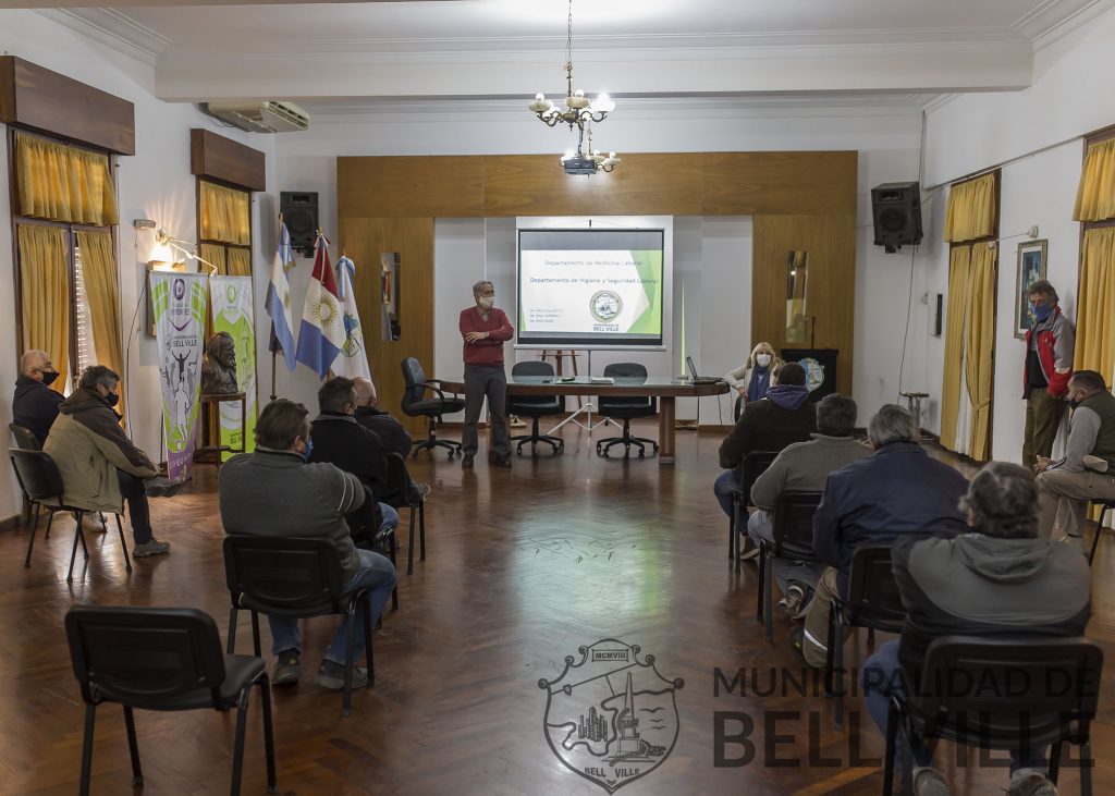 Charla sobre normas de bioseguridad en pandemia para empleados municipales.