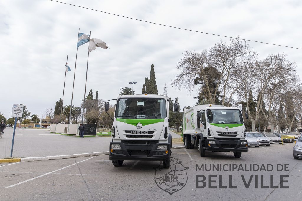 El intendente presentó dos camiones compactadores 0Km para recolección de residuos.