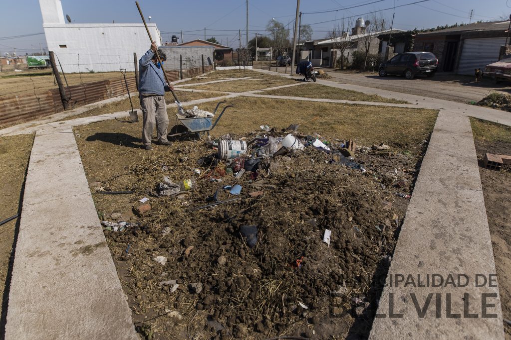 Limpieza de la futura plazoleta de Pasaje Morosán.