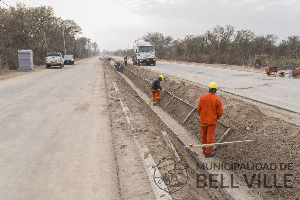 Se está hormigonando el canal central del acceso Oeste por calle Córdoba.