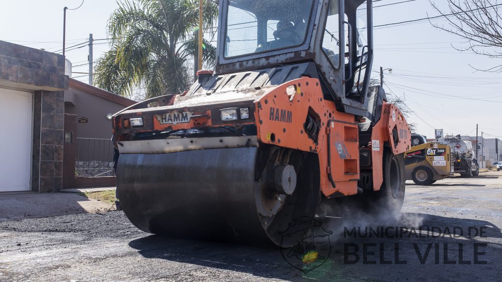 Bacheo de calles con asfalto en barrio Portal del Río.