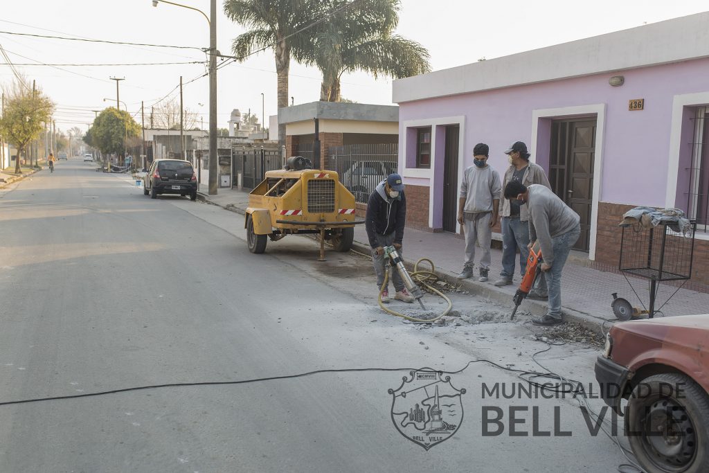 Se continúa con la limpieza del canal de desagüe de calle Echeverría.