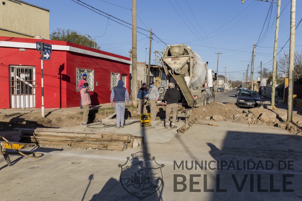 Está concluyendo la obra de la bocacalle de San Luis y Mármol.