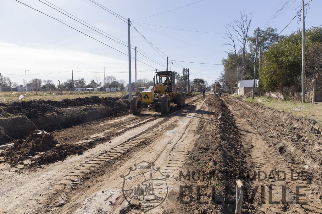 Preparación del terreno en la obra de cordón cuneta de Brasil.