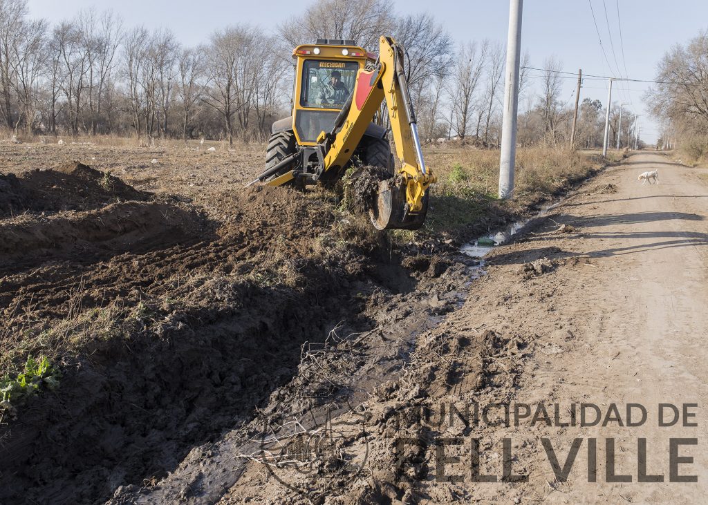 Reparaciones de calles de tierra al Sudeste de la ciudad.