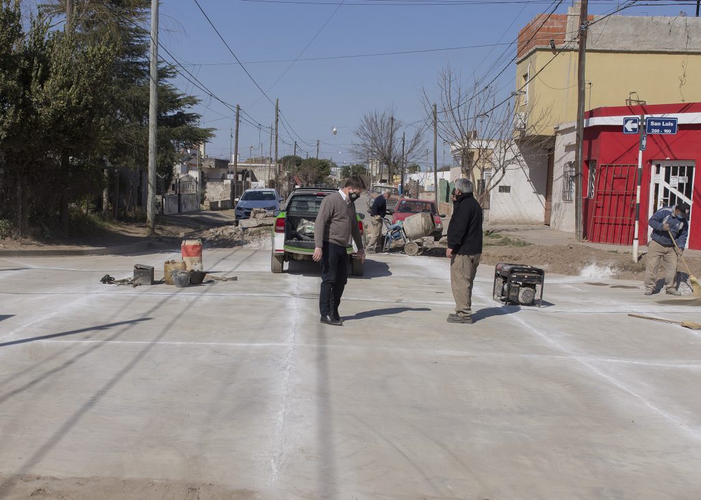 Habilitaron la bocacalle de San Luis y Mármol y ahora se continúa con bacheos en la zona.