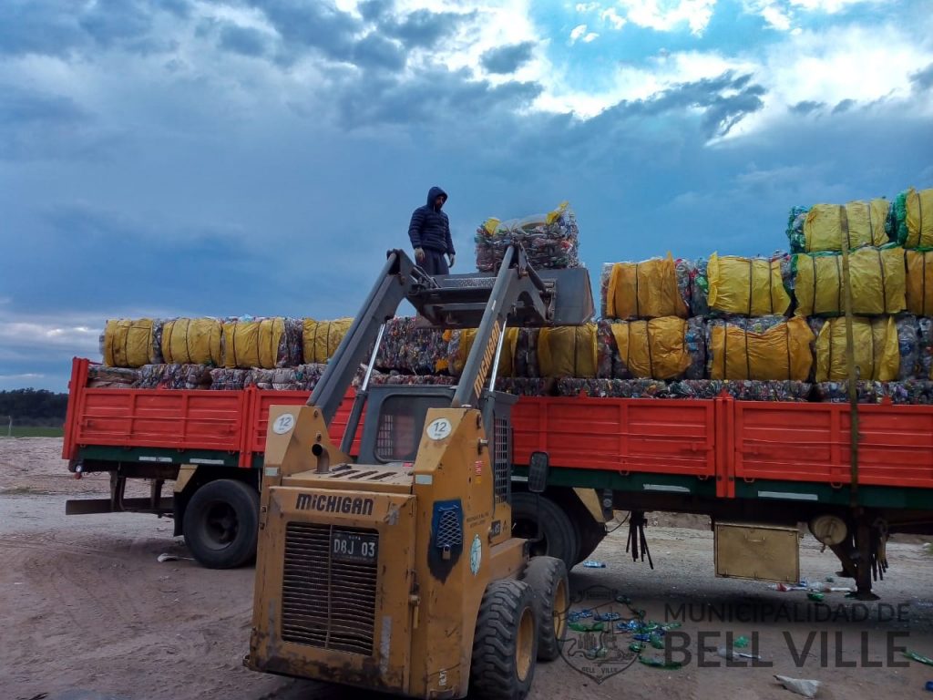 Casi 5 toneladas de botellas plásticas se cargaron para el reciclado.