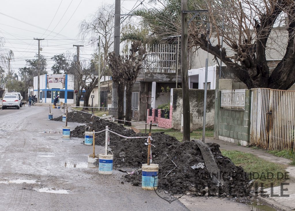 Prosigue la limpieza del canal de calle Echeverría