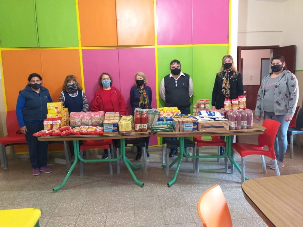 En la Casa del Niño se entregaron alimentos donados por el Centro Vecinal Unión.