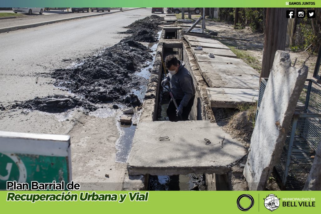 Limpieza del canal de desagüe de bulevar Eva Perón.